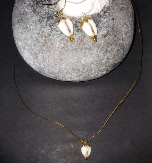 invisible chain with cowri shell pendant set