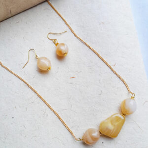stone shaped beads broad pendant set