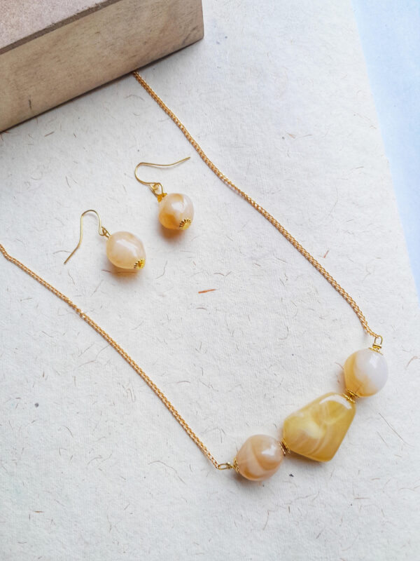 stone shaped beads broad pendant set
