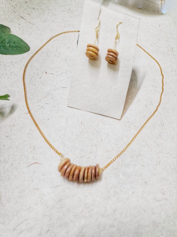 wooden beads broad pendant set